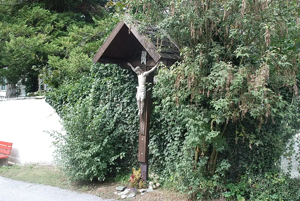 Kép: Hafelekar (talk) · CC BY-SA 3.0 AT Kruzifix an der Außenmauer des Schlosshotels