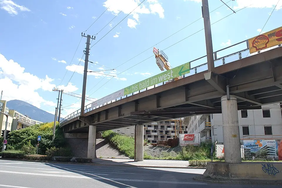 Image: Hafelekar · CC BY-SA 3.0 AT Mittenwaldbahn – Brücke Höttinger Au