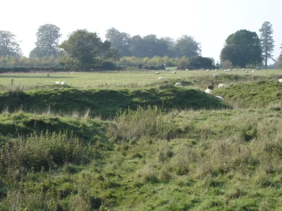 Iron Age and Romano-British settlement remains on Woodcutts Common, 850m south east and 845m SSE of Arundell Cottages