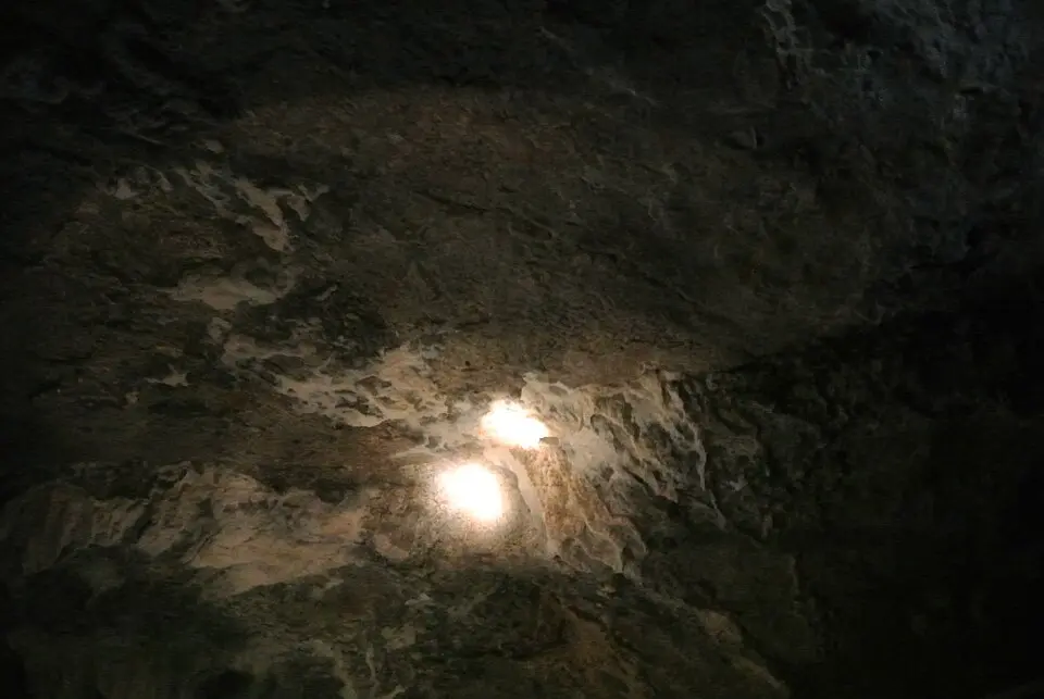Kép: JPGeiss · CC BY-SA 3.0 Cotencher, altsteinzeitliche Wohnhöhle