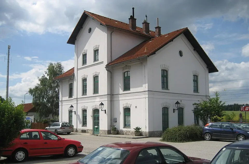 Obrázok: Priwo · Public domain Aufnahmsgebäude Bahnhof Irnfritz
