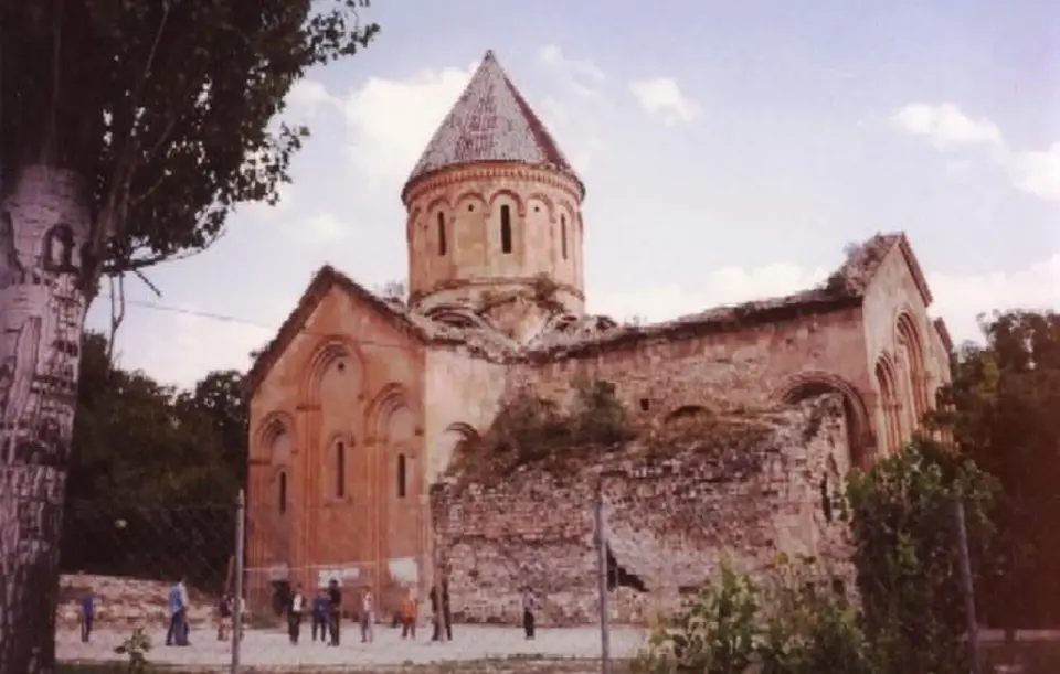 Slika: Island at Georgian Wikipedia · Public domain İşhani Manastırı
