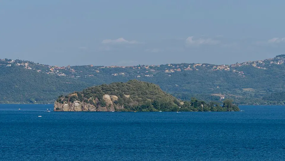 Isola Martana