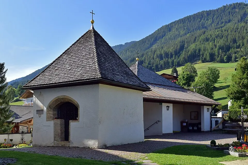 Image: Haeferl · CC BY-SA 4.0 Totenkapelle mit Aufbahrungshalle