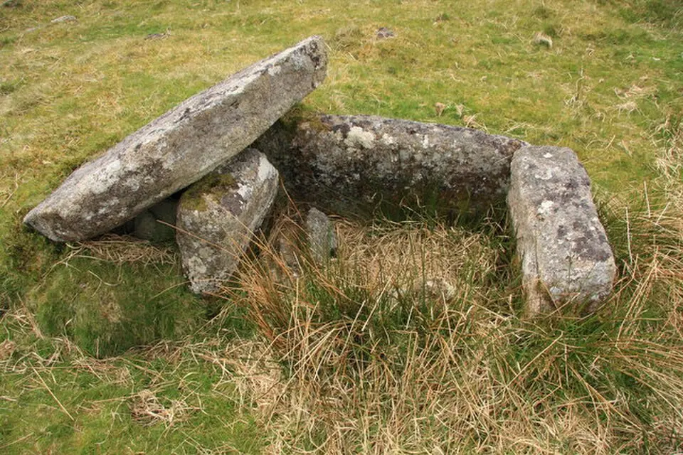 Slika: Guy Wareham · CC BY-SA 2.0 Two cairns and a cist 300yds (270m) NW of Swincombe intake