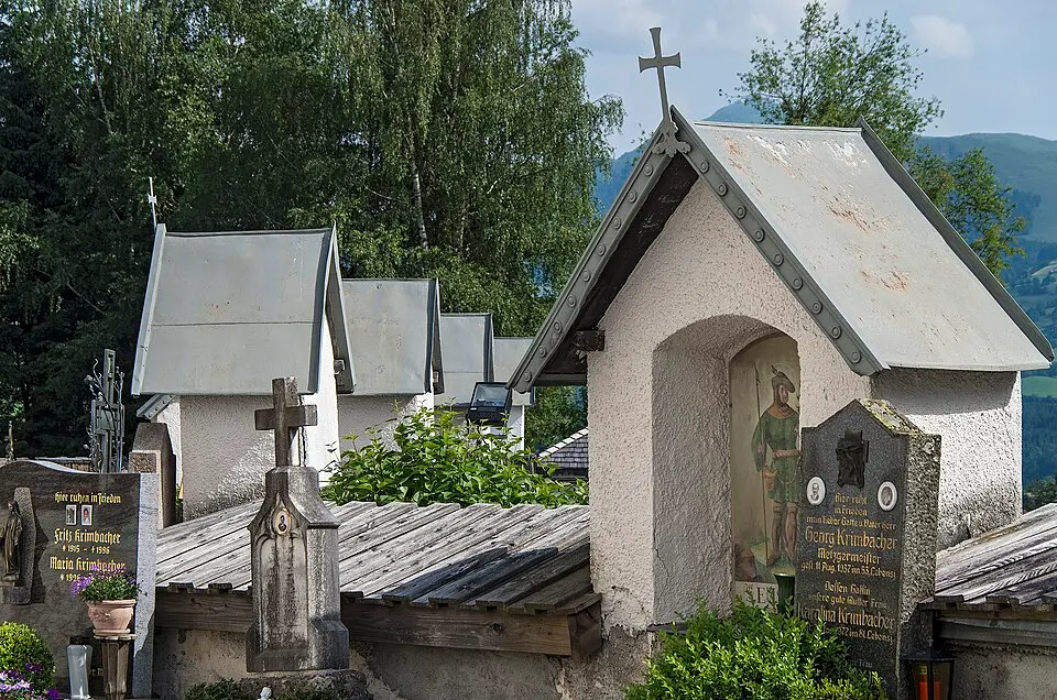 Friedhofsummauerung mit Bildstöcken