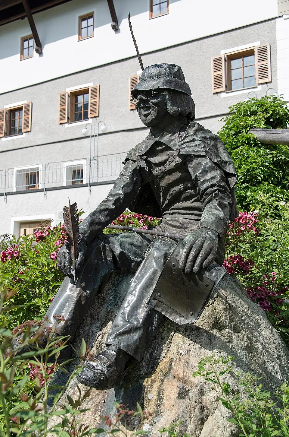 Figur Sitzender Knabe