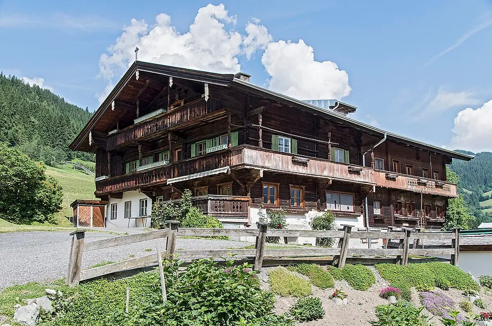 Altenwohnheim mit Kapellenraum (ehem. Bachlerhof)