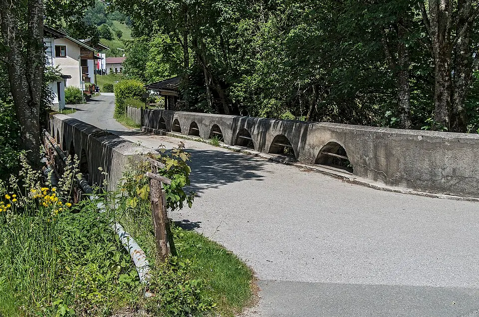 Slika: WOKRIE · CC BY-SA 3.0 AT Straßenbrücke Jochberg