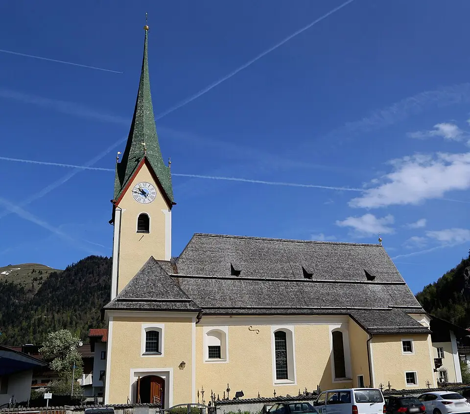 Kath. Pfarrkirche hl. Johannes der Täufer und Friedhof mit Kriegerdenkmal