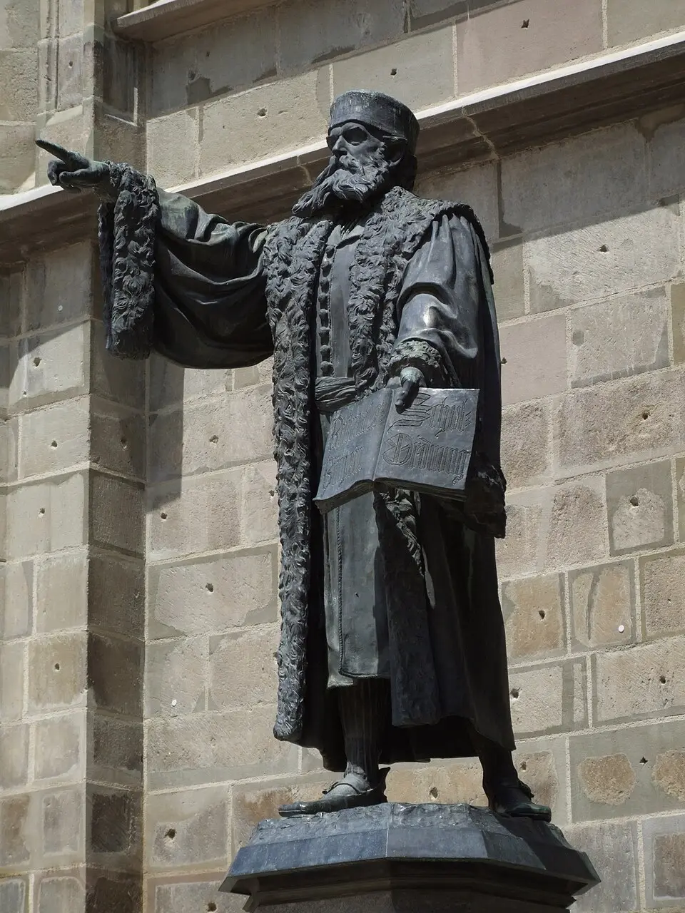 Statuia lui Johannes Honterus