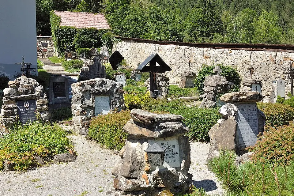 Slika: Isiwal · CC BY-SA 3.0 AT Bergsteigerfriedhof Johnsbach