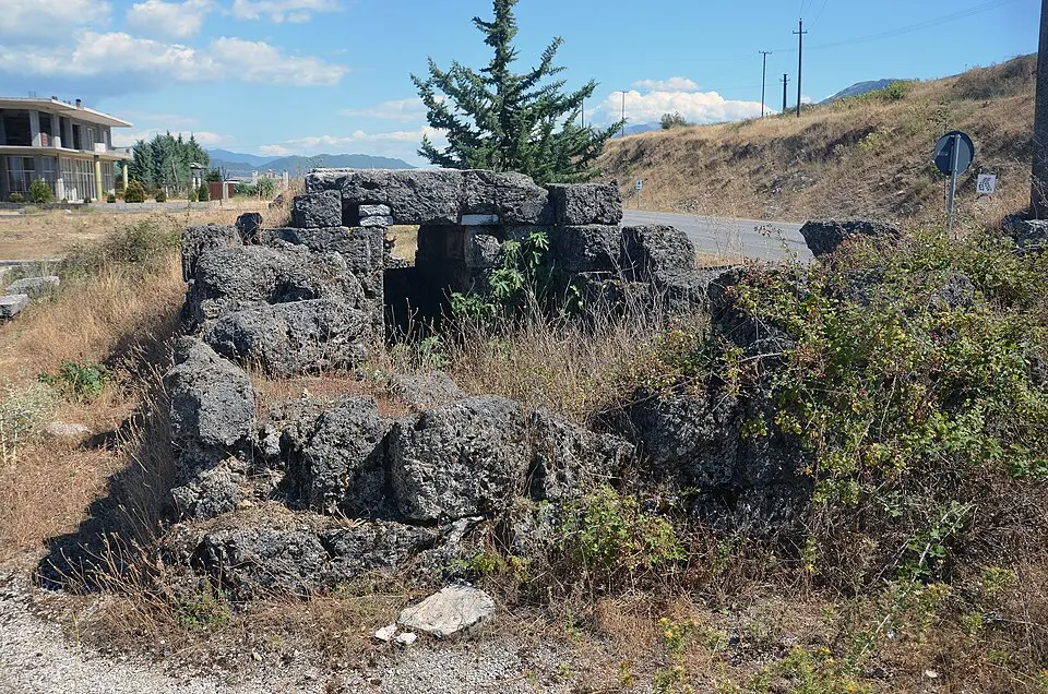 Përcaktimi i zonës së mbrojtur të varrit monumental dhe ujëmbledhësit