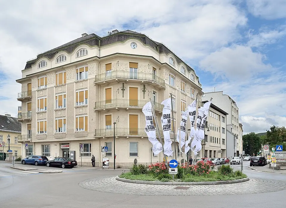 Slika: Herzi Pinki · CC BY-SA 4.0 Finanzamt, ehem. Hotel Bristol