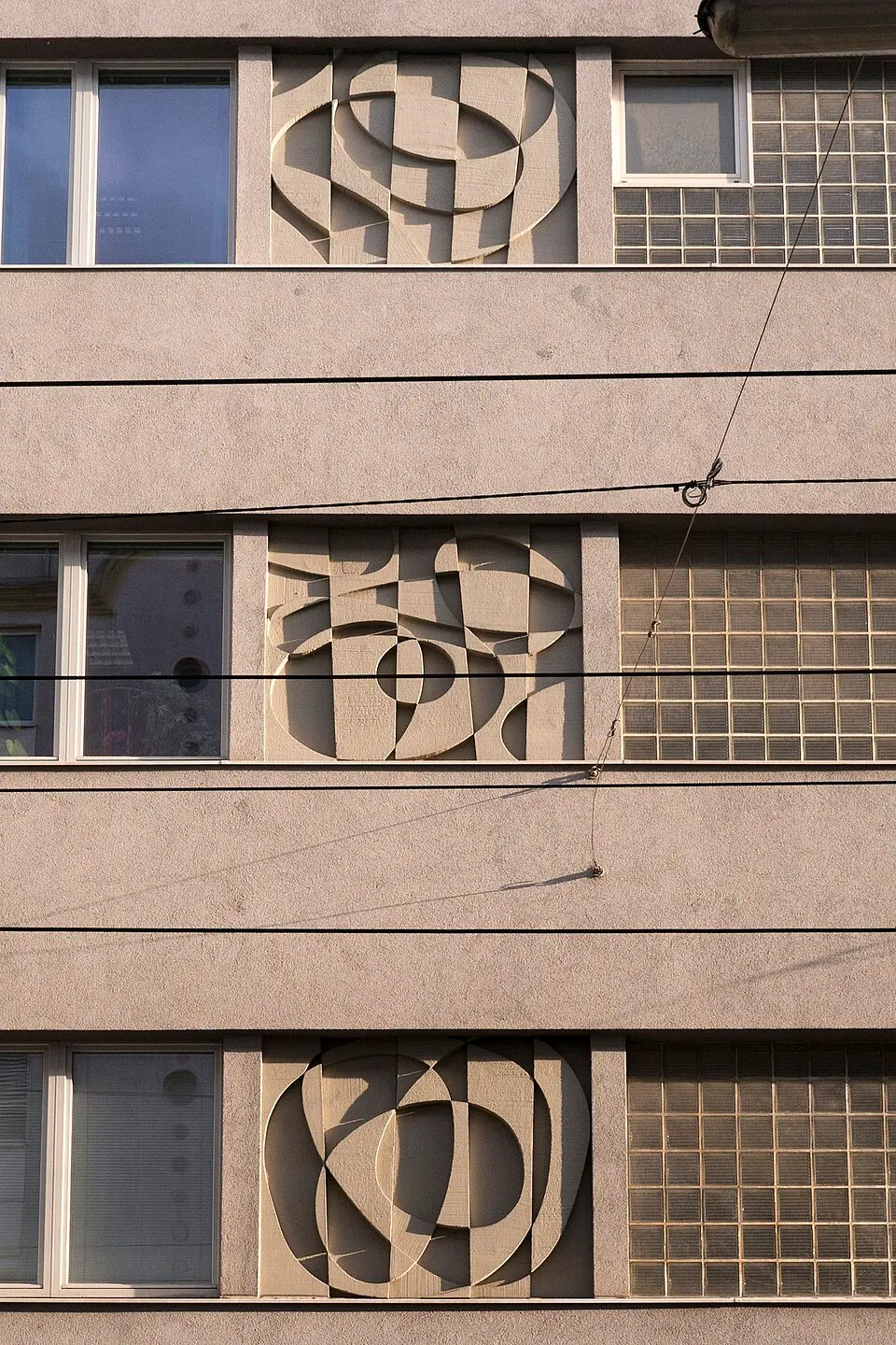 Drei Betonreliefs