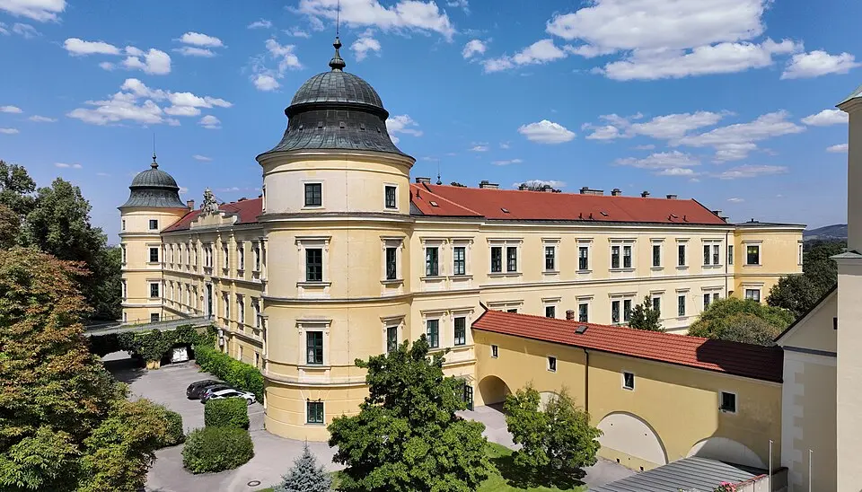 Obrázok: C.Stadler/Bwag · CC BY-SA 4.0 Schloss Judenau mit Übergangsbrücken