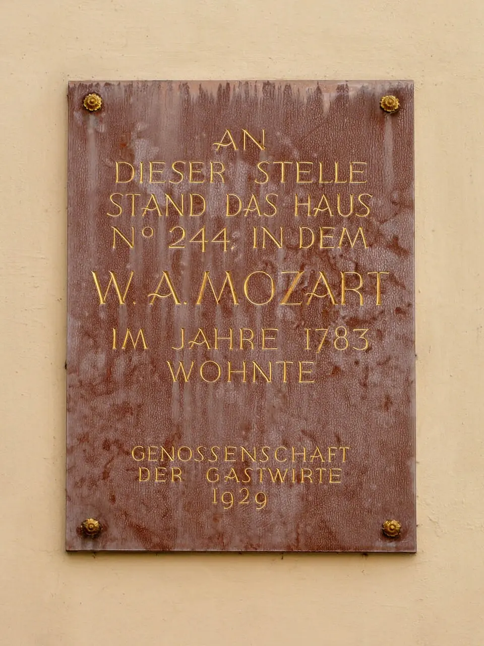 Obrázok: Zyance · CC BY-SA 2.5 Gedenktafel für Wolfgang Amadeus Mozart (Wien, Judenplatz 3-4)