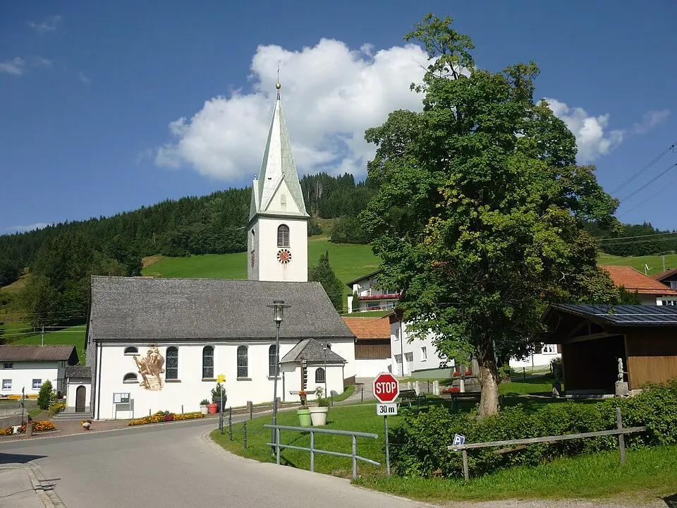 Bild: SchiDD · CC BY-SA 4.0 Kath. Pfarrkirche Unsere Liebe Frau Mariae Namen, Friedhof m. Totenkapelle