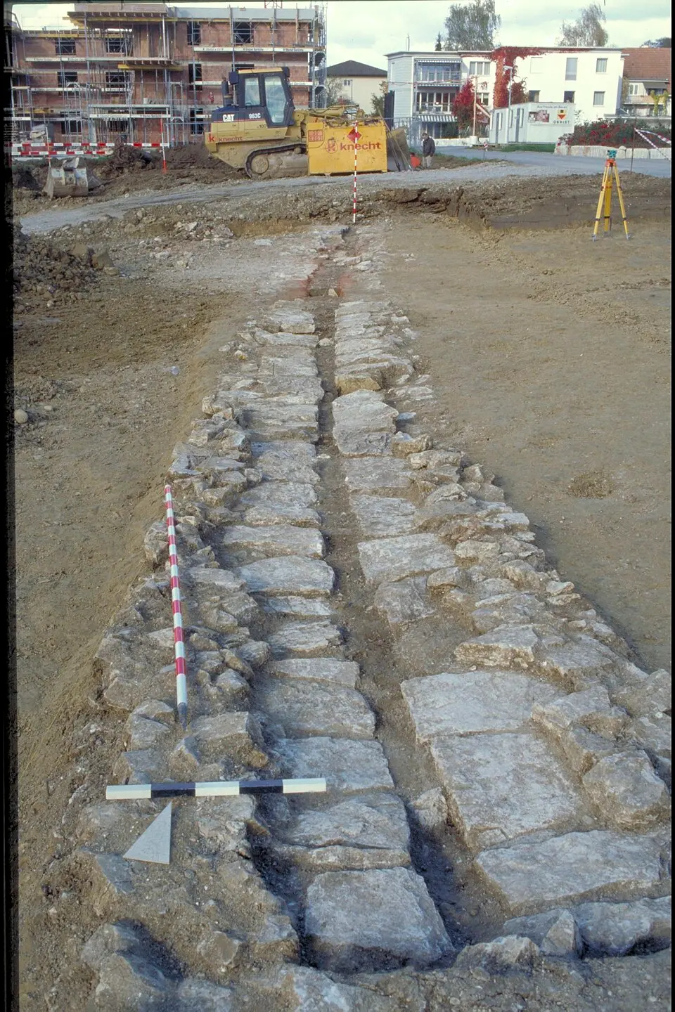 Bild: Kantonsarchäologie Aargau · CC BY-SA 4.0 Stück-Soorematte; tote römische Wasserleitung nach Vindonissa (Teilstück Gemeinde Hausen)