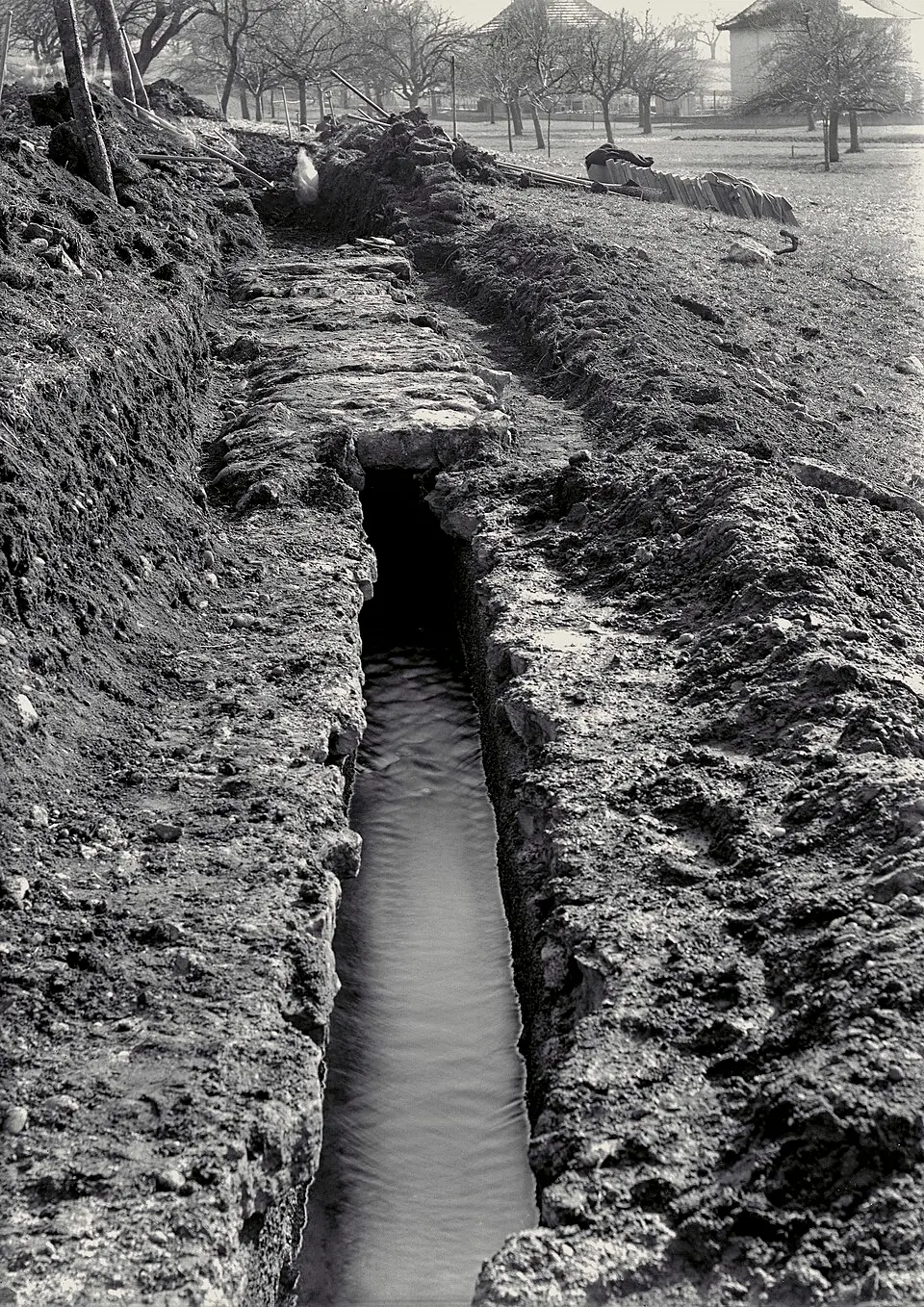 Bild: Kantonsarchäologie Aargau · CC BY-SA 4.0 Neuquartier-im Winkel; wasserführende römische Wasserleitung nach Vindonissa (Teilstück Gemeinde Hausen)