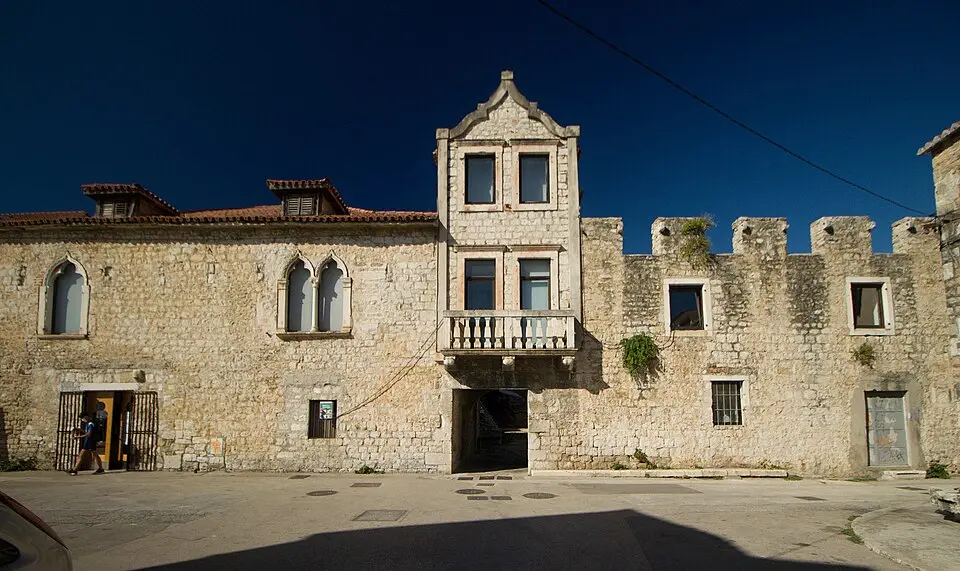 Nadbiskupska palača u Kaštel Sućurcu