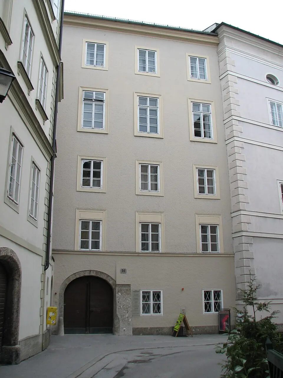 ehem. Kanonikalhof, Graf Strassoldsches Capitularhaus; der Vorplatz archäologisches Fundhoffnungsgebiet