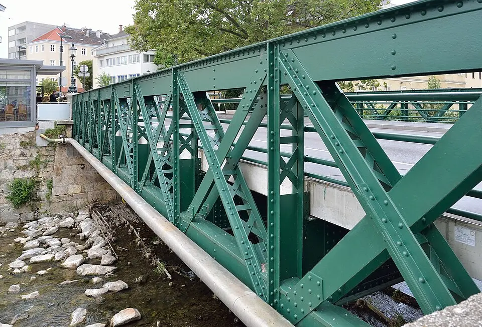 Slika: Herzi Pinki · CC BY-SA 4.0 Kaiser Franz Joseph-Brücke, Löwenbrücke