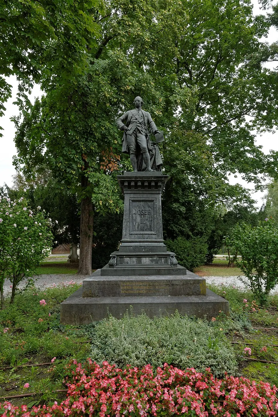 Kaiser Joseph-Park mit Barockfiguren und Denkmal Joseph II.