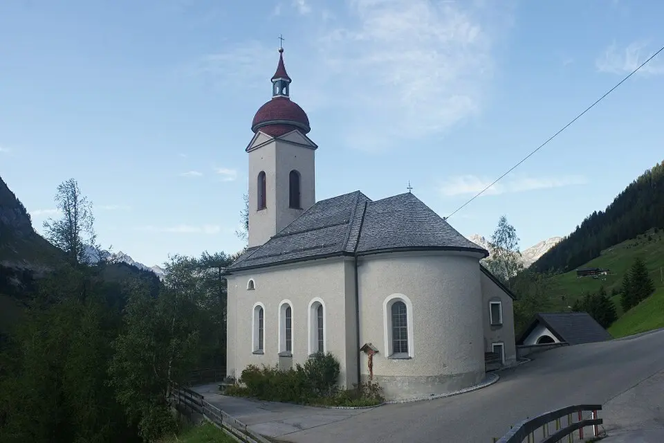 Bild: OW (talk) · CC BY 3.0 Kath. Filialkirche Expositurkirche zur hl. Mutter Anna, Friedhof