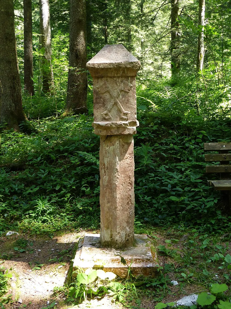 Bild: Luckyprof · CC BY-SA 3.0 AT Grenzsäule auf dem Strubberg