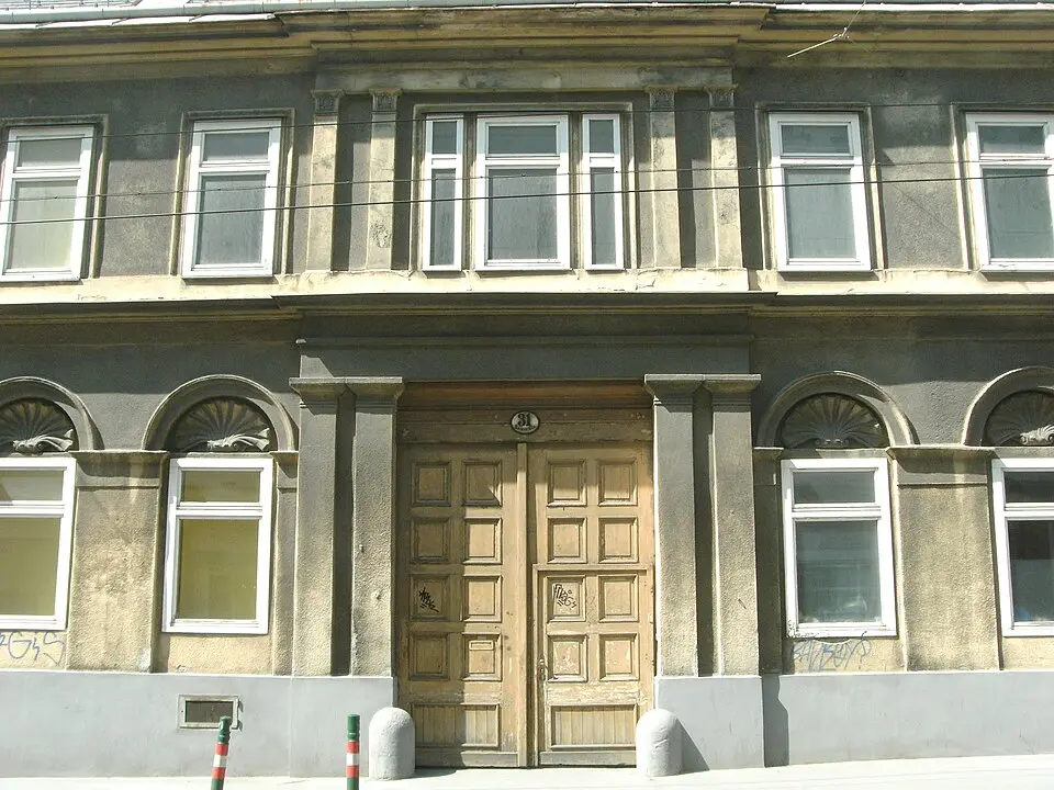 Reliefs der Straßenfassade