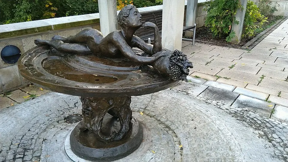 Slika: Lutki · CC BY-SA 4.0 Abundantia-Brunnen