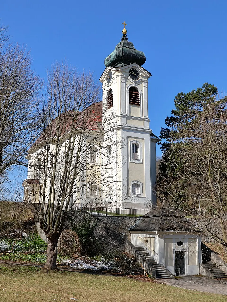 Kath. Pfarrkirche, Wallfahrtskirche hl. Jakob der Ältere und Ummauerung mit Stiegenanlage