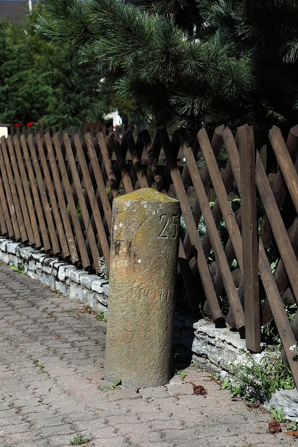 Slika: Xzeitl · CC BY-SA 3.0 AT Postmeilenstein