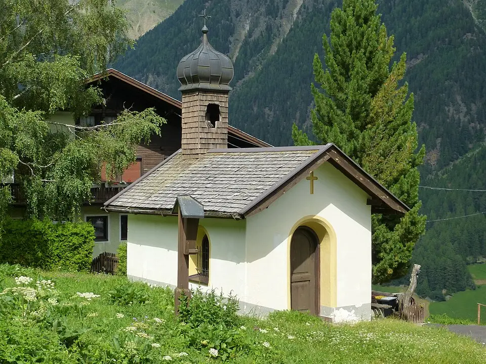 Obrázok: Chfono · CC BY-SA 3.0 AT Ortskapelle Mariae Schmerzen in Grünwald