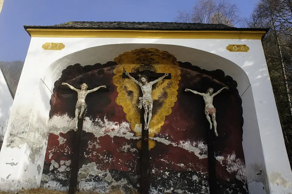 Kapelle mit Kreuzigungsgruppe
