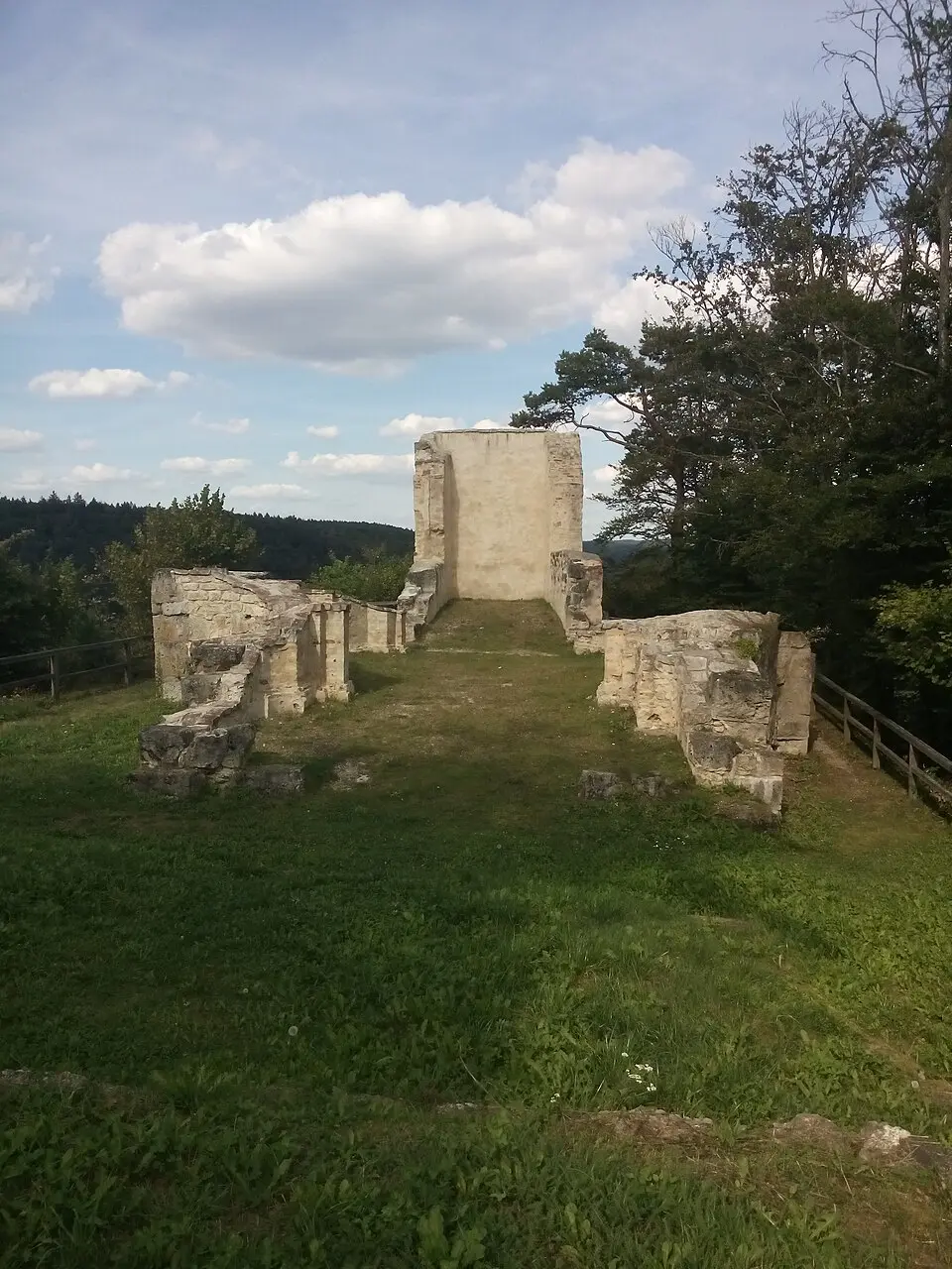 Image: Christian Karch · CC BY-SA 4.0 Burg- und Kapellenruine; Alte Burg Eggersberg