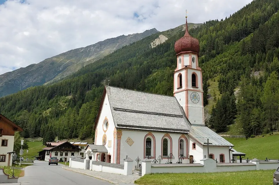 Image: Doronenko · CC BY-SA 3.0 AT Kaplaneikirche Mariahilf, Gries im Sulztal