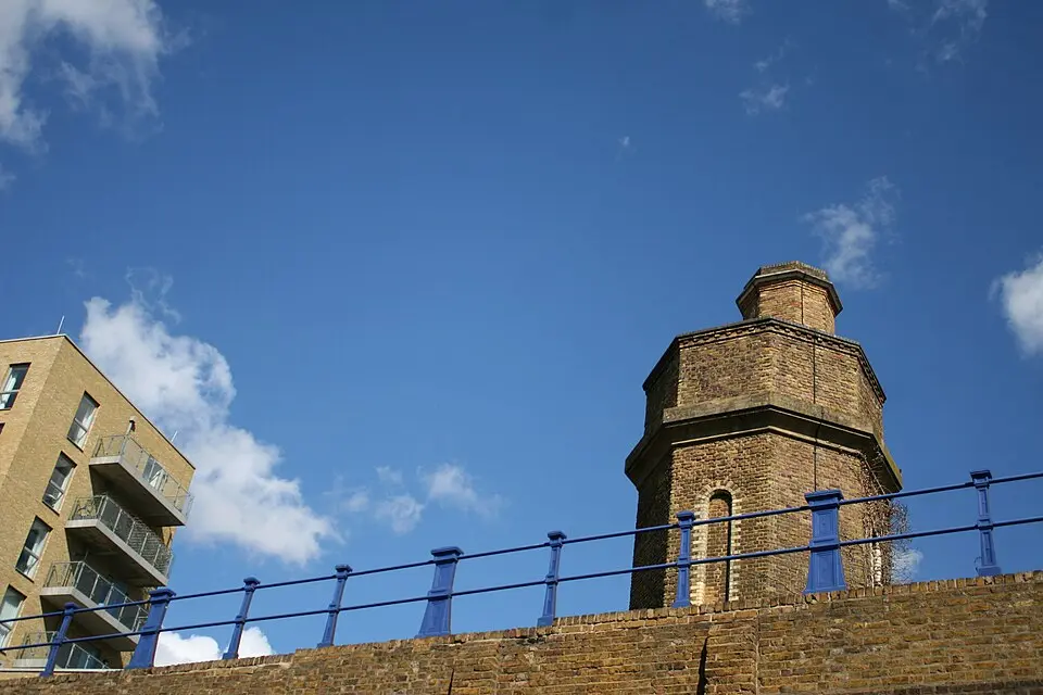 Image: Hjamesberglen · CC BY-SA 4.0 Accumulator Tower and Chimney