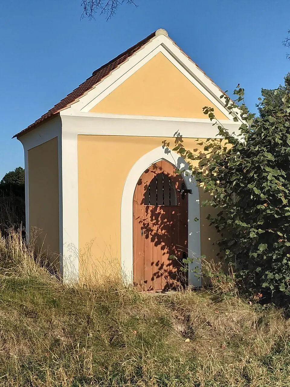 Obrázek: Itsd-foto · CC BY-SA 4.0 kaple jižně od Borovice