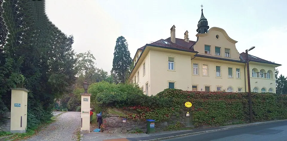 Kapuzinerseminar St. Lorenz-Heim und Nebengebäude sowie Steinmauer mit Einfahrt