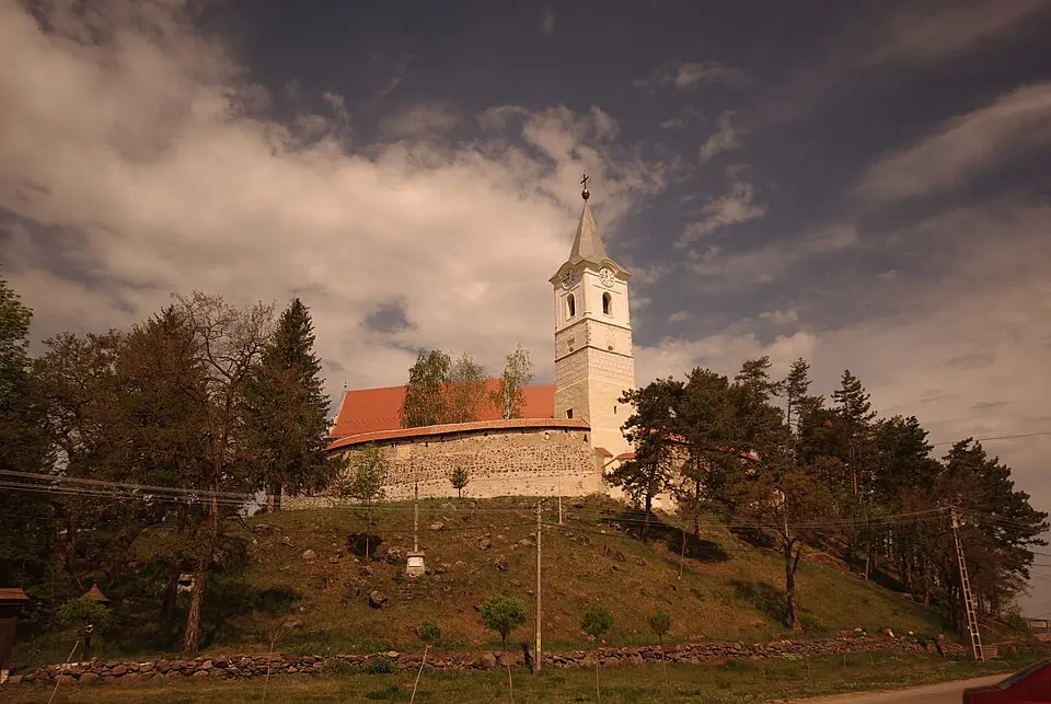 Bild: Márton Ildikó · CC BY-SA 3.0 RO Biserica romano-catolică „Adormirea Maicii Domnului” din Cârța
