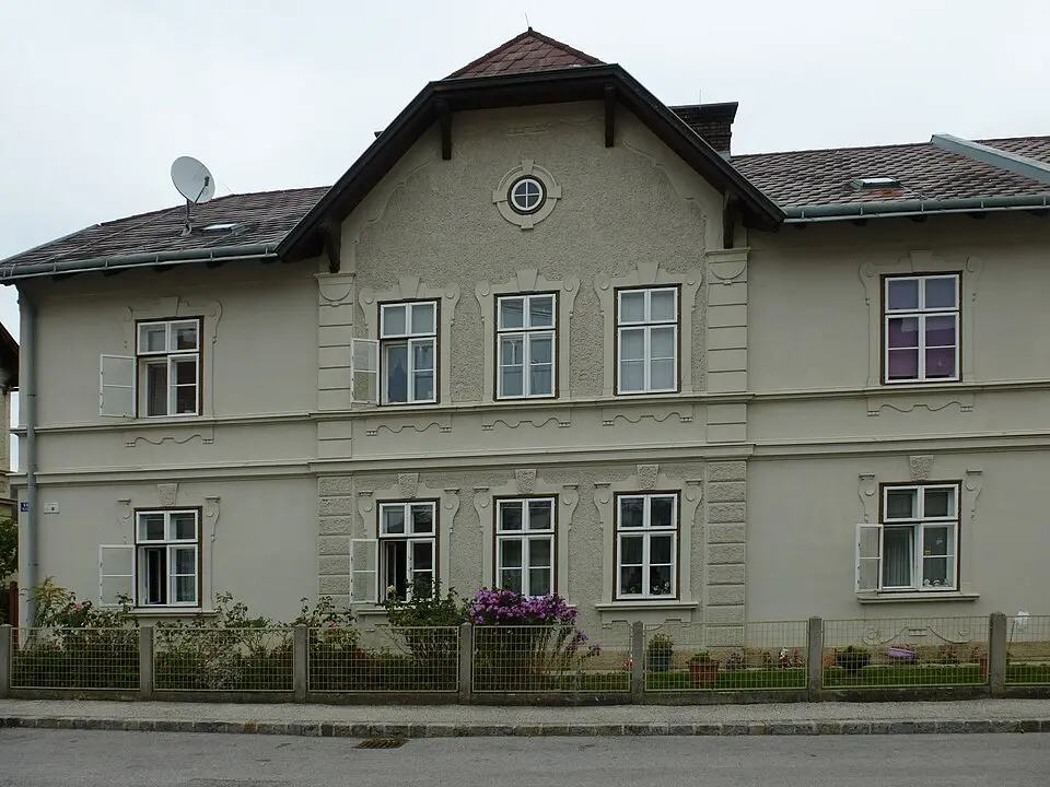 Obrázok: Chfono · CC BY-SA 3.0 AT Arbeiterwohnhaus der Werksiedlung Wiedenbrunn