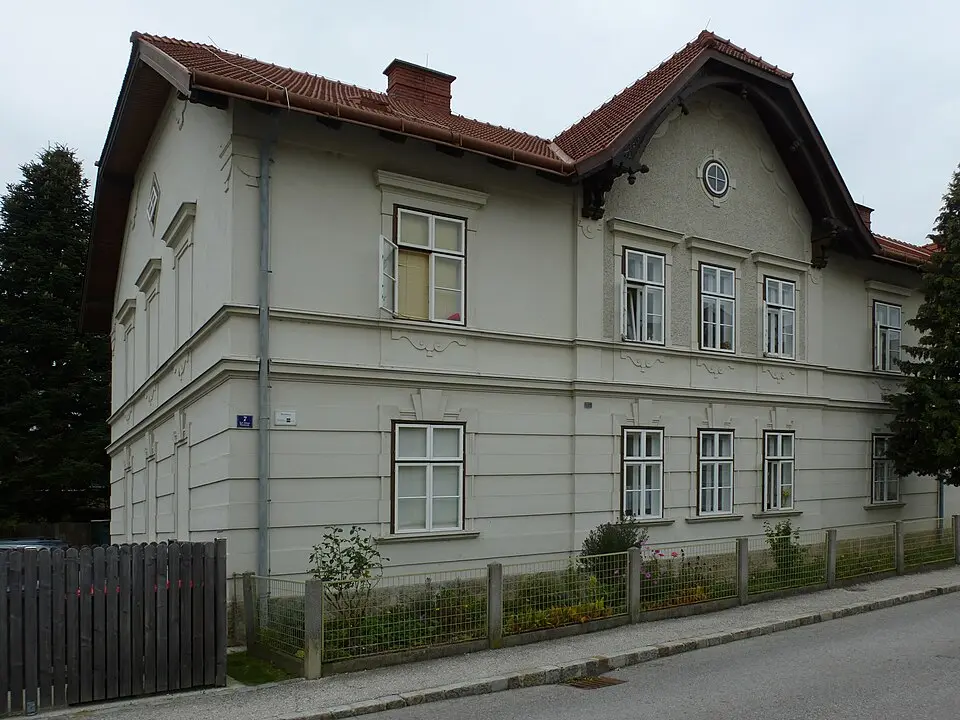 Obrázok: Chfono · CC BY-SA 3.0 AT Arbeiterwohnhaus der Werksiedlung Wiedenbrunn