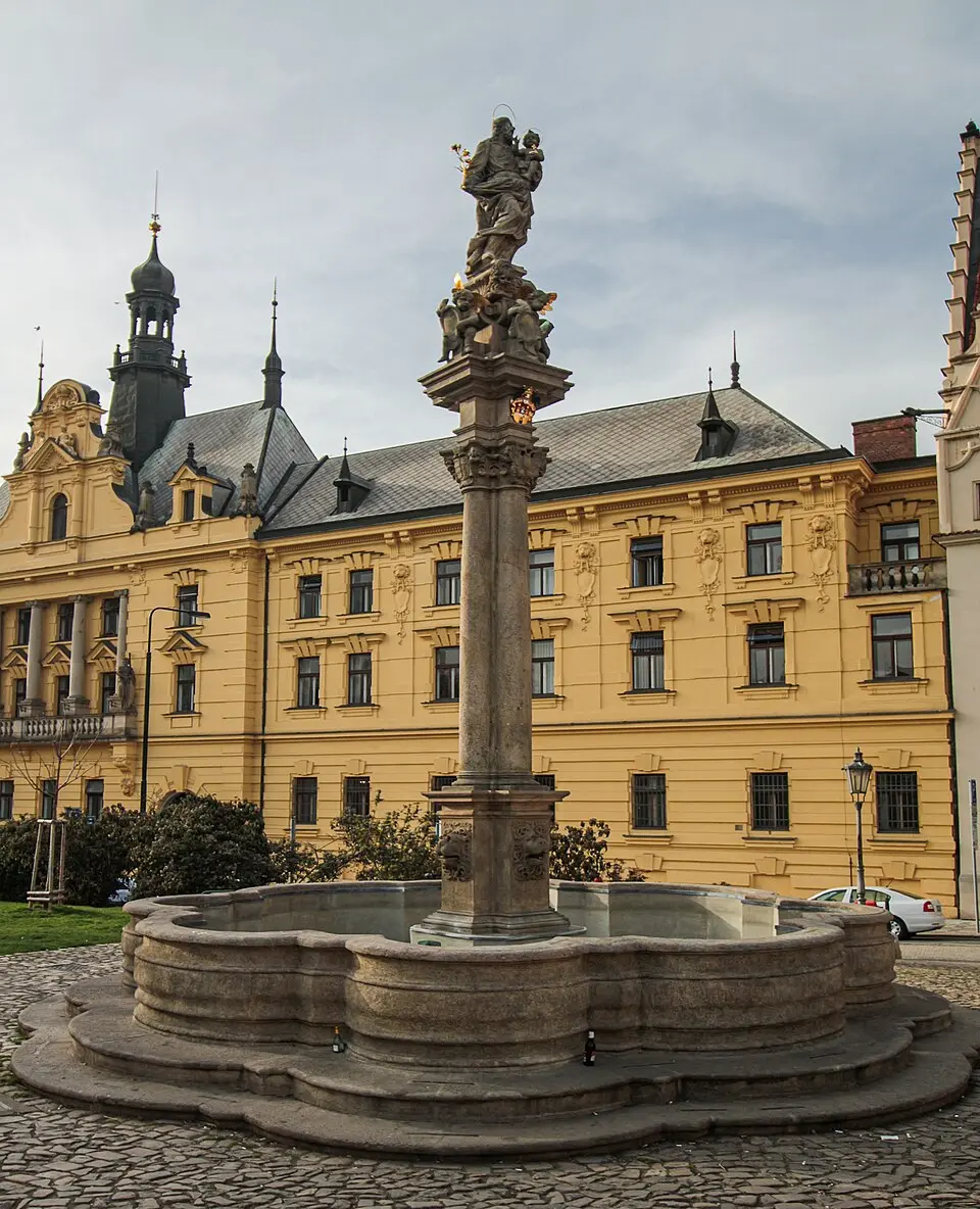 Kašna se sochou svatého Josefa na Karlově náměstí