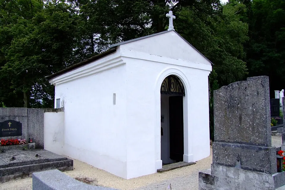 Friedhofskapelle, Torbau
