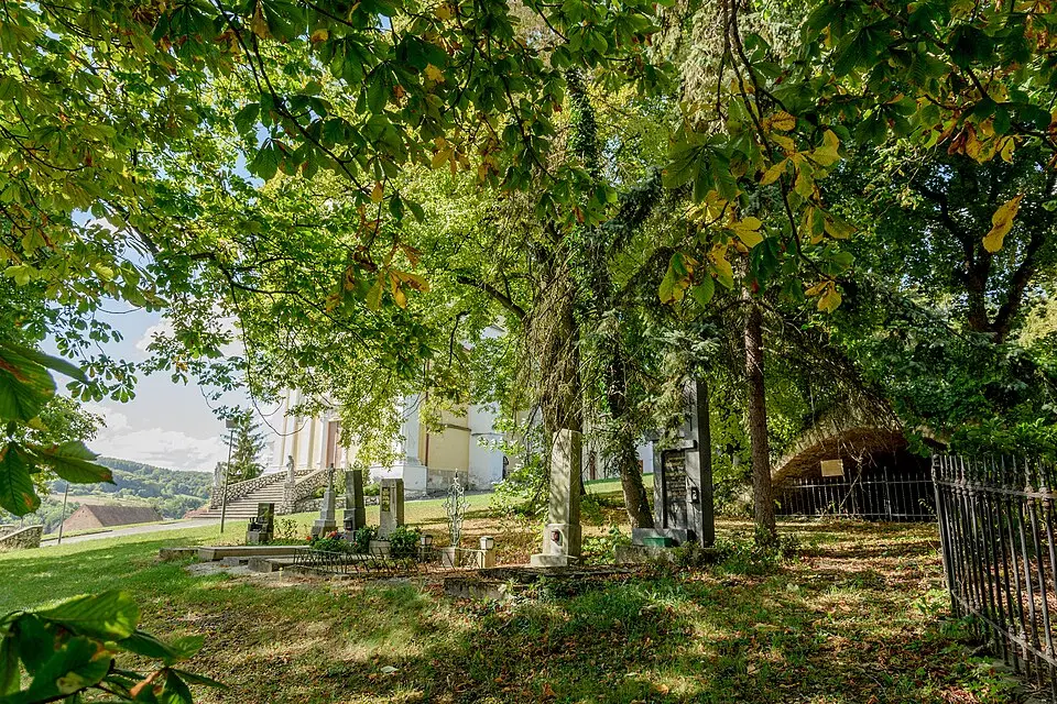 Treppenanlage und Friedhof mit Karner
