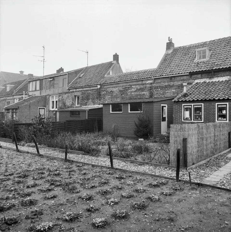 Ca. 3 m. hoog restant van de Middeleeuwse vestingmuur, thans opgenomen in een reeks van merendeels 19e-eeuwse woningen zonder verdiepingen onder dwarsgeplaatst pannen zadeldak aan de achterzijde