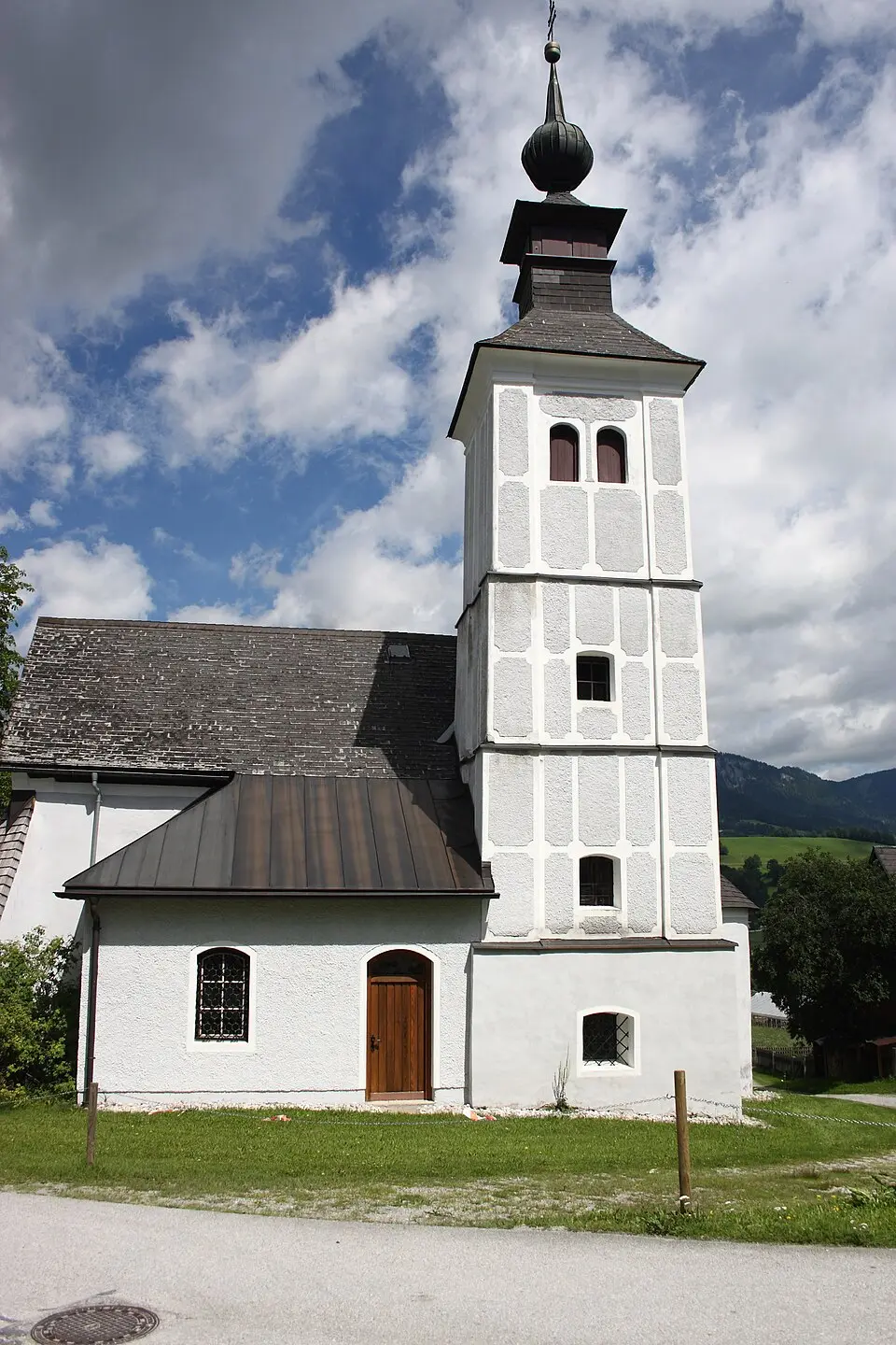 Kath. Filialkirche hl. Michael mit ehem. Friedhofsfläche