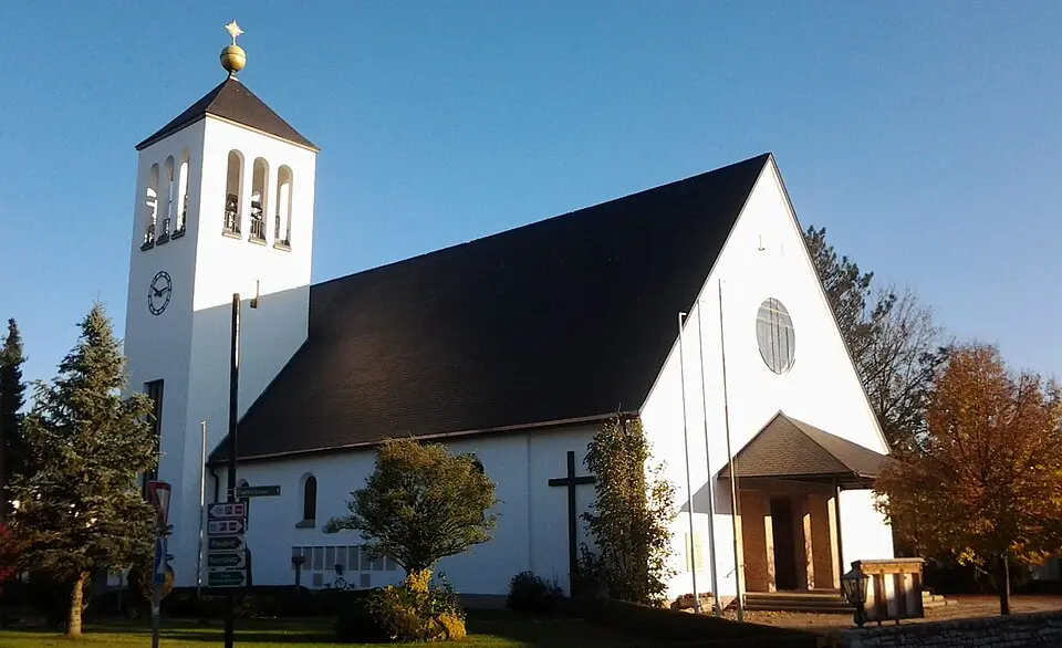 Slika: Eweht · CC BY-SA 3.0 Pfarrkirche Bürmoos
